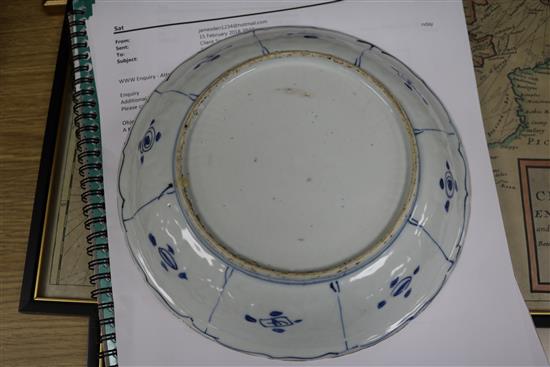 A Kraak blue and white saucer dish, 20cm